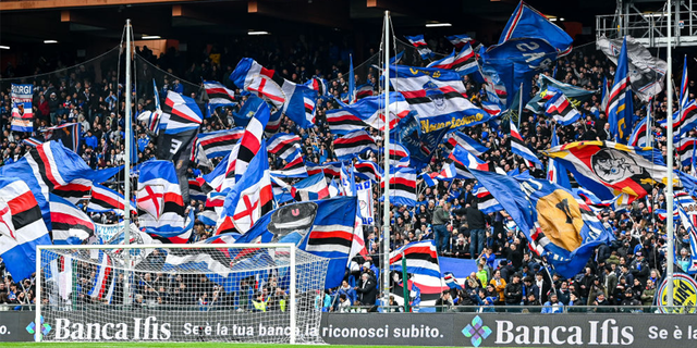 Los aficionados de la Sampdoria ondean sus banderas antes del inicio de un partido.