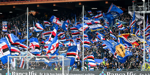 Los aficionados de la Sampdoria ondean sus banderas antes del inicio de un partido.