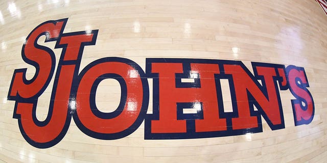 El logotipo de St. John's Red Storms en el piso antes de un partido de baloncesto universitario contra St. John's Red Storm en Carnesecca Arena el 23 de febrero de 2022 en la ciudad de Nueva York  