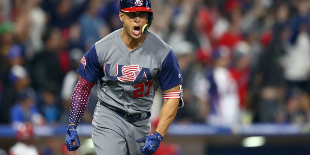Giancarlo Stanton del Equipo de EE. UU. celebra después de conectar un jonrón de dos carreras en la parte alta de la cuarta entrada del Juego 6 en el Grupo F del Clásico Mundial de Béisbol 2017 contra República Dominicana el 18 de marzo de 2017 en Petco Park en San Diego.
