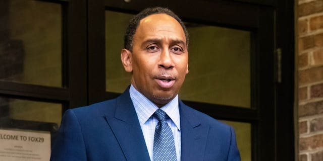 Se ve a Stephen A. Smith saliendo de Fox 29 Studios el 19 de enero de 2023 en Filadelfia.