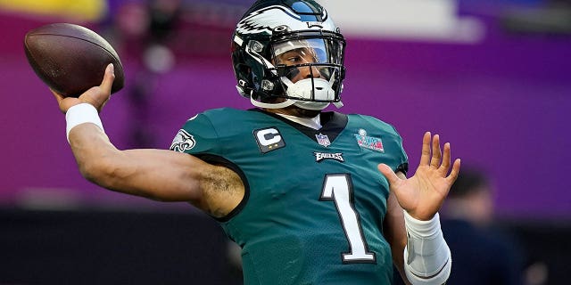 Philadelphia Eagles quarterback Jalen Hurts (1) warms up before the NFL Super Bowl 57 football game between the Kansas City Chiefs and the Philadelphia Eagles, Sunday, Feb. 12, 2023, in Glendale, Ariz.