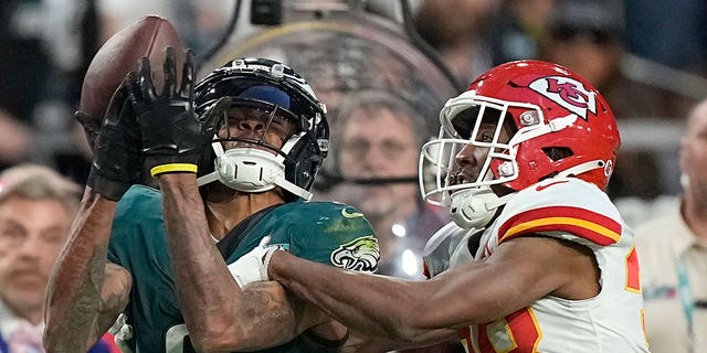 Philadelphia Eagles wide receiver DeVonta Smith, left, fails to catch a pass while being defended by Kansas City Chiefs cornerback L'Jarius Sneed during the first half of an NFL Super Bowl 57 football game between the Kansas City Chiefs and the Philadelphia Eagles, on Sunday, February 2.  December 12, 2023, in Glendale, Arizona.