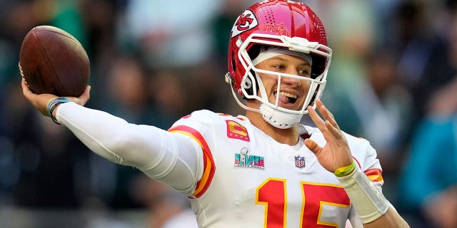 El mariscal de campo de los Kansas City Chiefs, Patrick Mahomes, se calienta antes del partido de fútbol americano NFL Super Bowl 57 entre los Kansas City Chiefs y los Philadelphia Eagles el domingo, 12 de febrero de 2023, en Glendale, Arizona. 