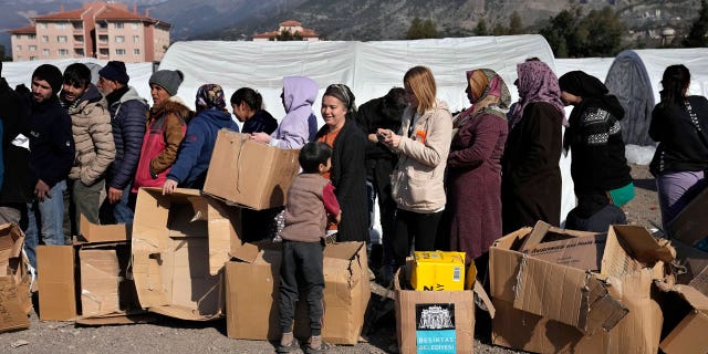 Naciones Unidas solicita 397 millones de dólares en ayuda humanitaria para los supervivientes del terremoto de Siria 4 Las Naciones Unidas han solicitado 397 millones de dólares en ayuda para los sobrevivientes del catastrófico terremoto que asoló Turquía y Siria la semana pasada.