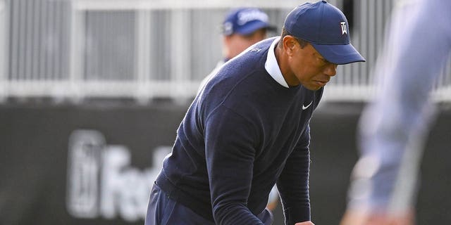 Tiger Woods celebra con un puño levantado después de colocar un putt para birdie en el hoyo 17 durante la primera ronda del Genesis Invitational en el Riviera Country Club el 16 de febrero de 2023, en Pacific Palisades, California.