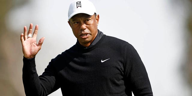 Tiger Woods reacciona a su tiro en el cuarto green durante la segunda ronda del Genesis Invitational en el Riviera Country Club en Pacific Palisades, California, el viernes.