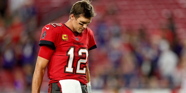 Tom Brady de los Tampa Bay Buccaneers durante los calentamientos previos al juego antes de un juego contra los Baltimore Ravens en el Estadio Raymond James el 27 de octubre de 2022, en Tampa, Florida. 