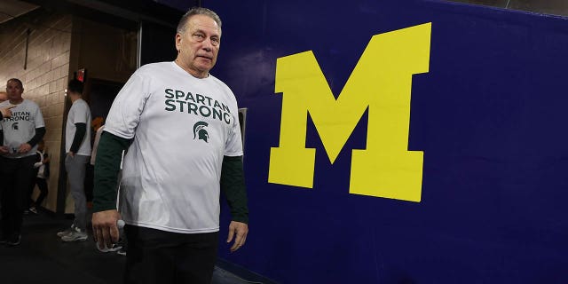 El entrenador en jefe Tom Izzo de los Michigan State Spartans sale al campo para jugar contra los Michigan Wolverines en Crisler Arena el 18 de febrero de 2023 en Ann Arbor, Michigan.
