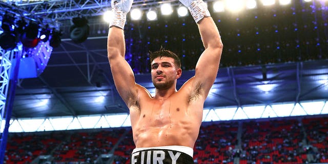 Tommy Fury sale victorioso al vencer a Daniel Bocianski en su pelea de peso semipesado en el estadio de Wembley el 23 de abril de 2022 en Londres, Inglaterra.