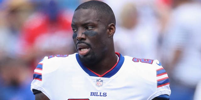 Vontae Davis de los Bills se calienta para el juego de Los Angeles Chargers en New Era Field el 16 de septiembre de 2018 en Buffalo.