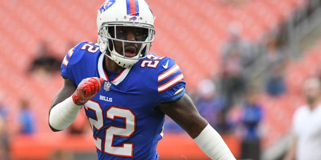 El back defensivo de los Buffalo Bills, Vontae Davis, se calienta antes de un partido de pretemporada contra los Browns en el FirstEnergy Stadium de Cleveland, Ohio.