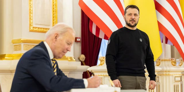 Tổng thống Biden ký vào sổ lưu bút trong cuộc gặp với Tổng thống Ukraine Volodymyr Zelensky tại dinh tổng thống Ukraine vào ngày 20 tháng 2 năm 2023 tại Kiev, Ukraine.  Biden đã có chuyến thăm đầu tiên tới Kiev kể từ cuộc xâm lược quy mô lớn của Nga vào ngày 24 tháng 2 năm ngoái.
