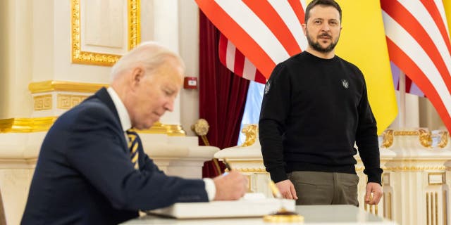 Tổng thống Biden ký vào sổ lưu bút trong cuộc gặp với Tổng thống Ukraine Volodymyr Zelensky tại dinh tổng thống Ukraine vào ngày 20 tháng 2 năm 2023 tại Kiev, Ukraine.  Biden đã có chuyến thăm đầu tiên tới Kiev kể từ cuộc xâm lược quy mô lớn của Nga vào ngày 24 tháng 2 năm ngoái.