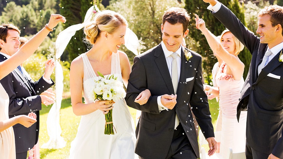 What is a first look? The modern wedding trend that brides and grooms prefer more than tradition