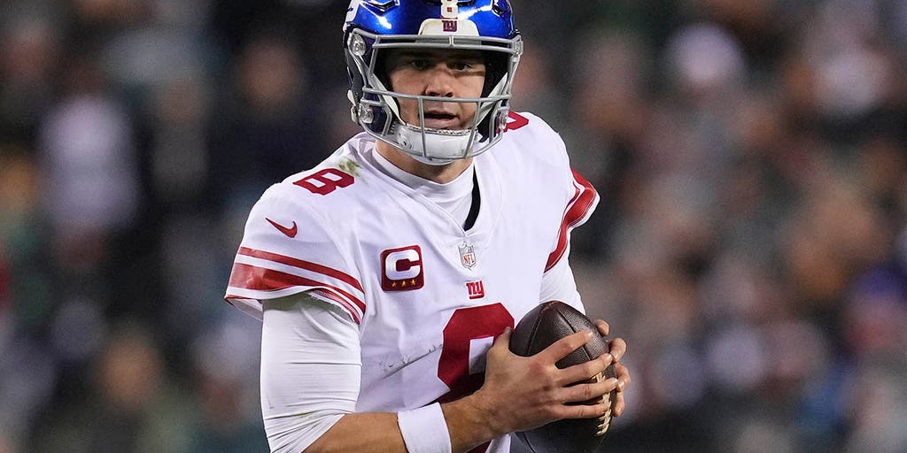 The Giants' Daniel Jones contract negotiation came down to a pinkie swear -  Sports Illustrated