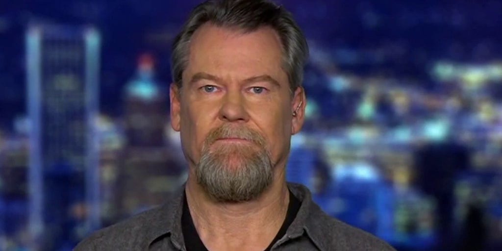 Handyman-Flash-Shelton-confronts-squatte