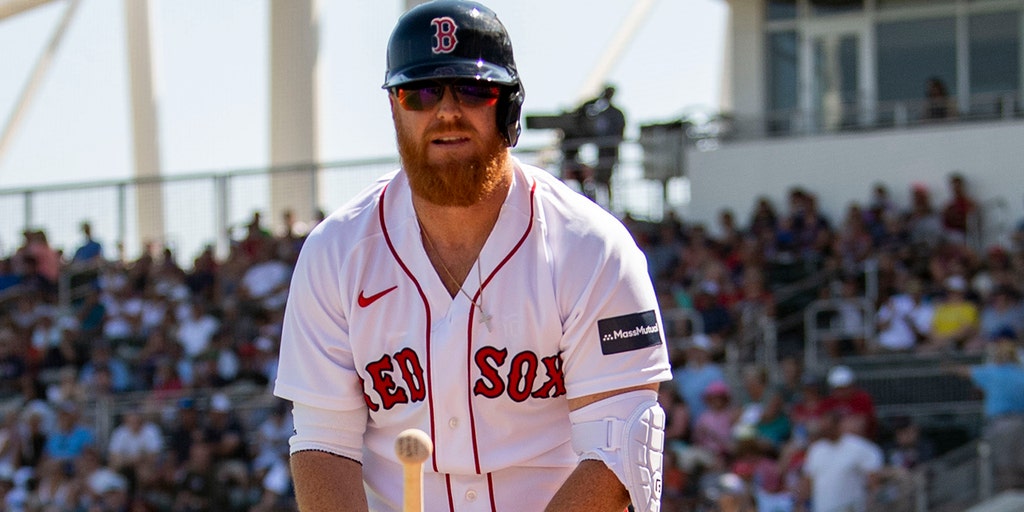 After being hit in face by pitch, Red Sox' Justin Turner tweets