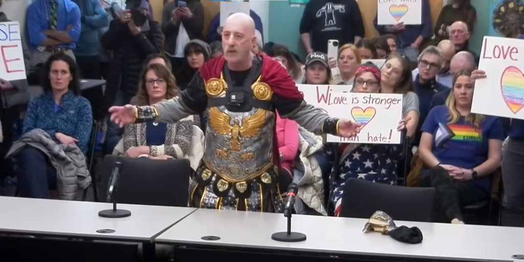 Dad dresses as Julius Caesar at school board meeting to protest teacher's  gender-fluid attire