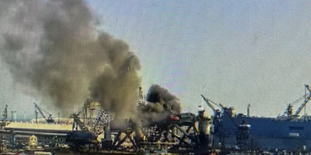Alabama oil rig catches fire along Mobile River - Vimarsana News