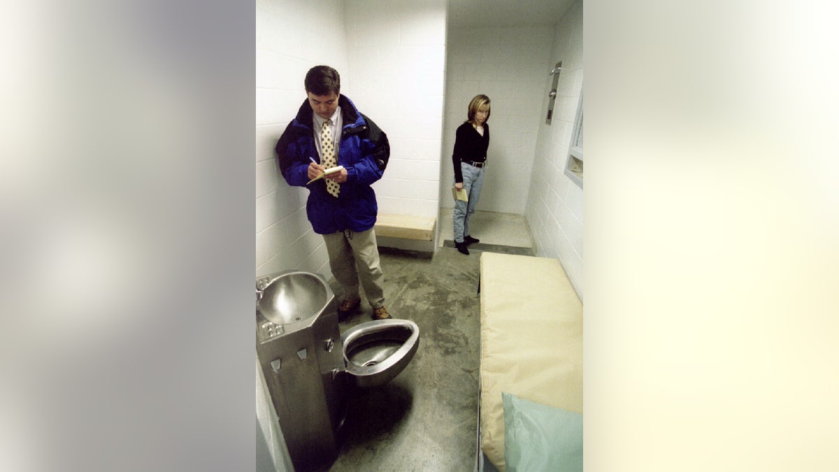 Reporters inspect death row inmate's cell in 1995