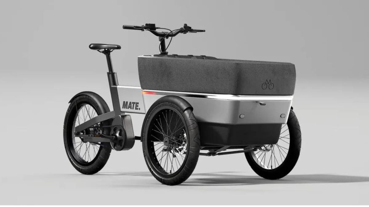 Electric cargo clearance bicycle