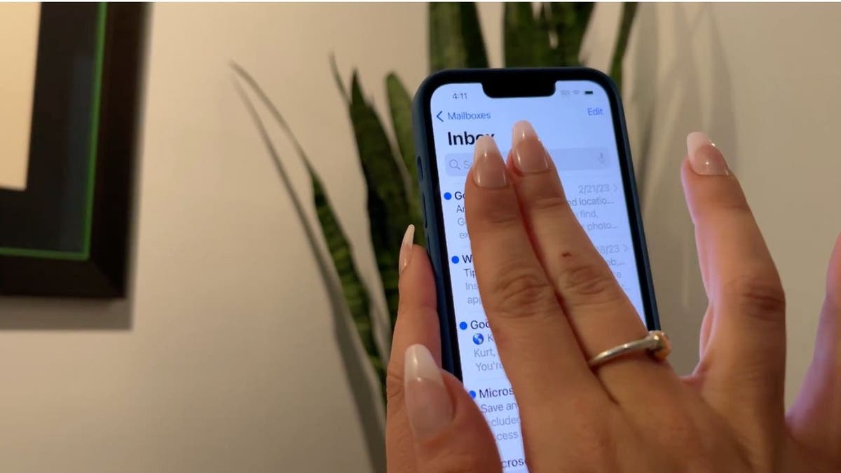 Woman places two fingers on iPhone message screen