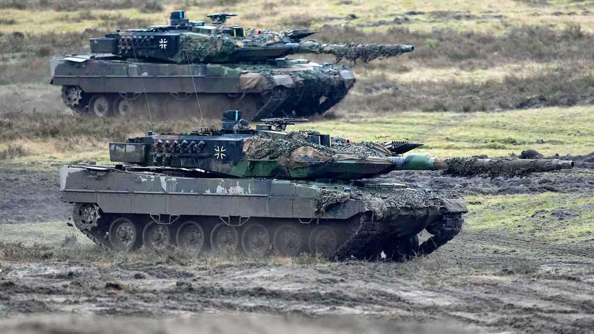 Two Leopard 2 tanks 