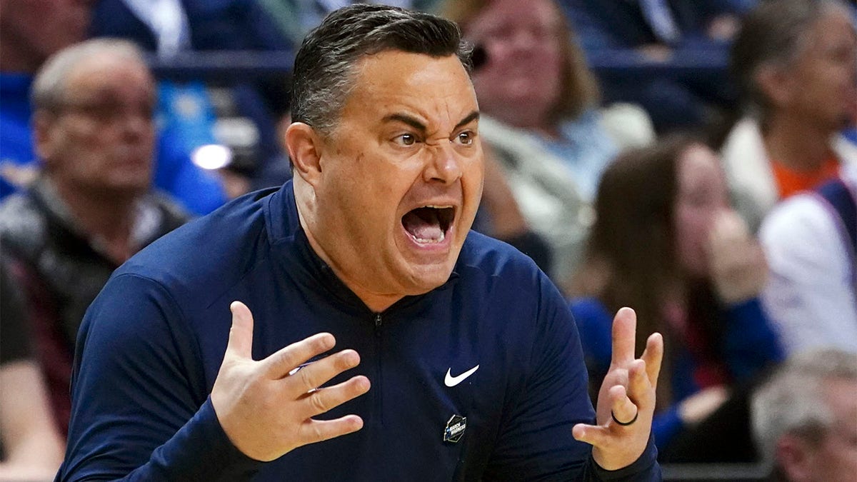 Sean Miller coaches his Xavier team