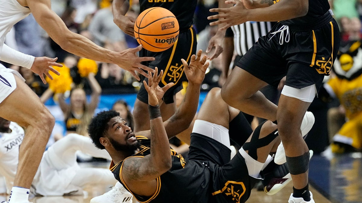 Kennesaw State battles for a loose ball