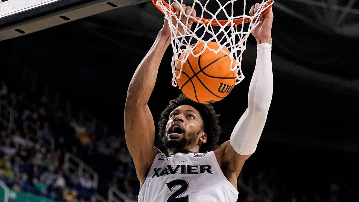 Jerome Hunter dunks at the NCAA Tournament 