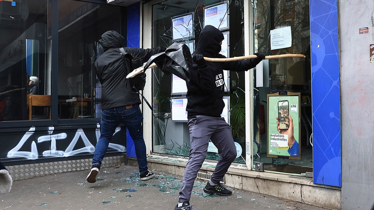 protesters breaking windows