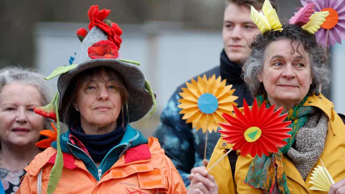 Swiss seniors are protesting outside the European Court 