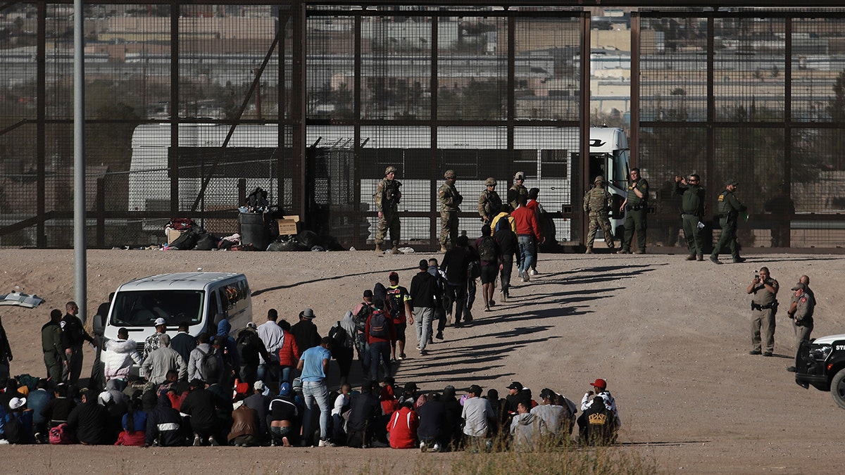 Crowds at Mexican border