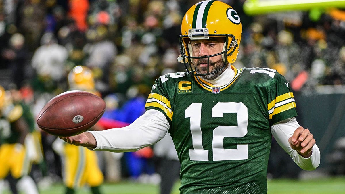 Aaron Rodgers warms up vs Rams