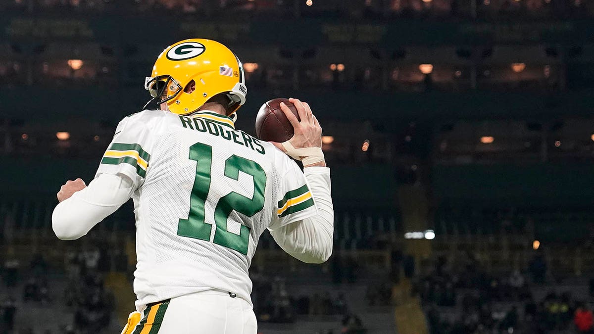 Aaron Rodgers readies for the Titans
