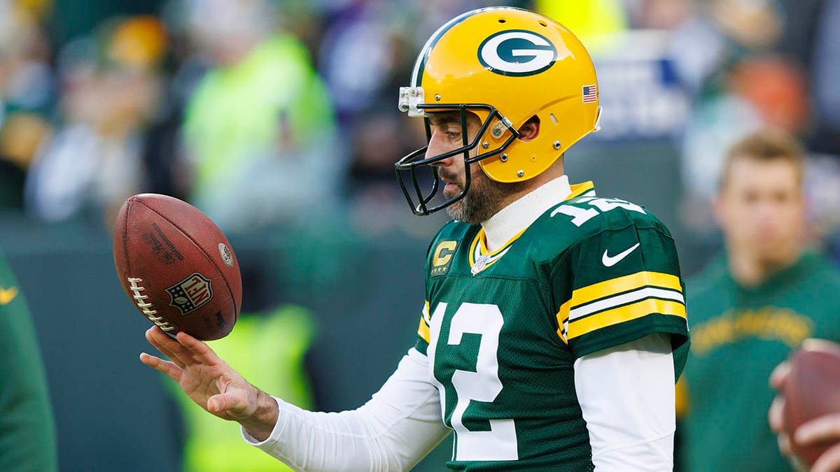 Aaron Rodgers warms up