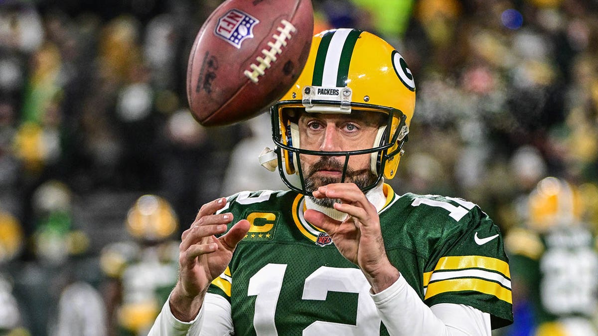 Aaron Rodgers takes the ball