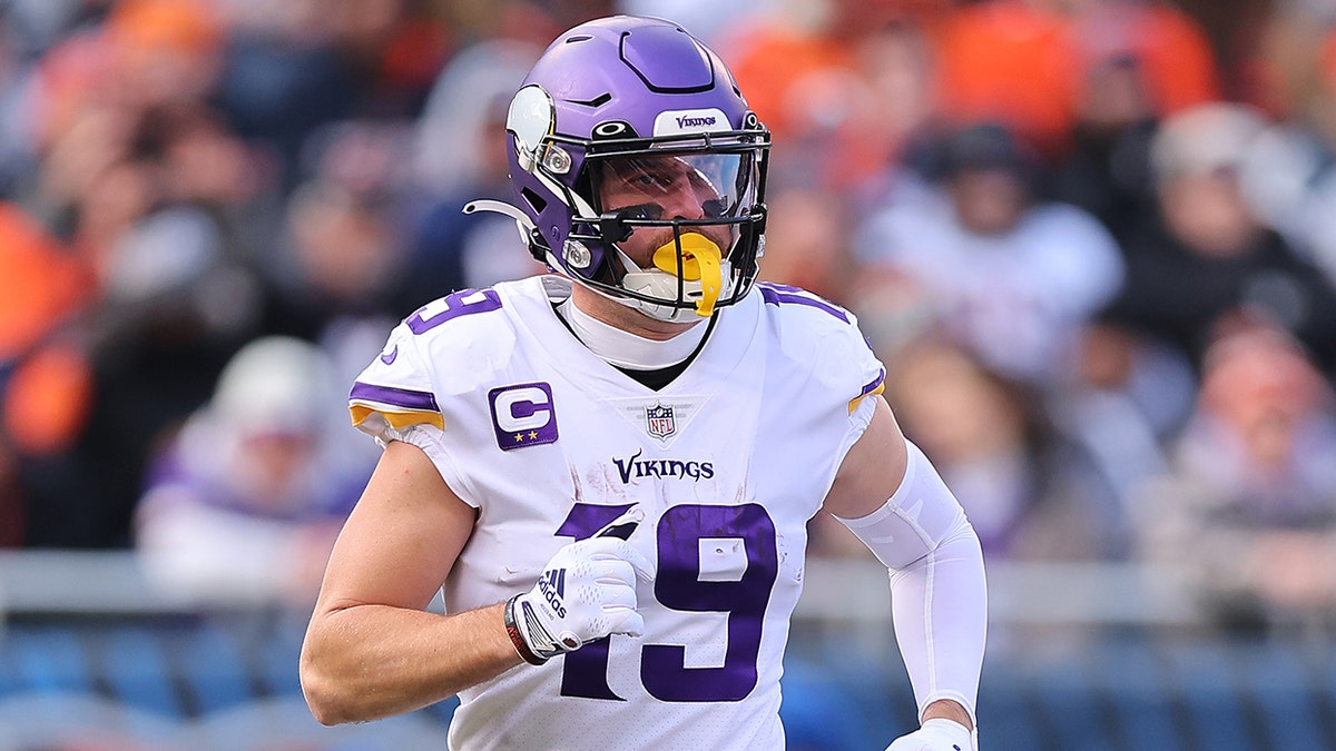 Panthers signing former Vikings WR Adam Thielen to 3-year deal