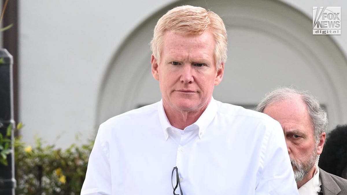 Alex Murdaugh wearing a white button-down shirt as he leaves court.