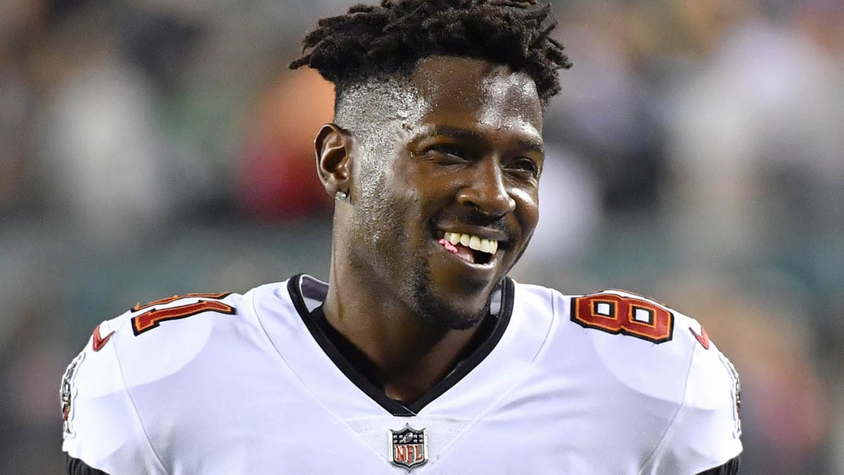 Antonio Brown posts picture in bed with model who looks like