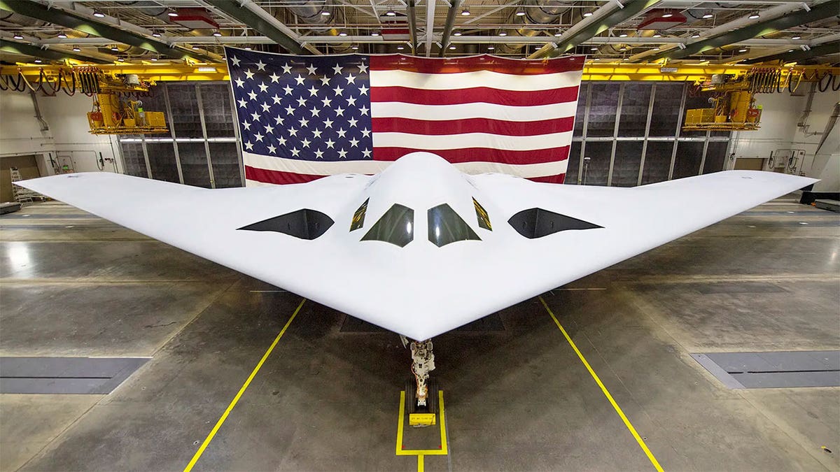 US Air Force Unveils New Photos Of B-21 Raider During Colorado ...