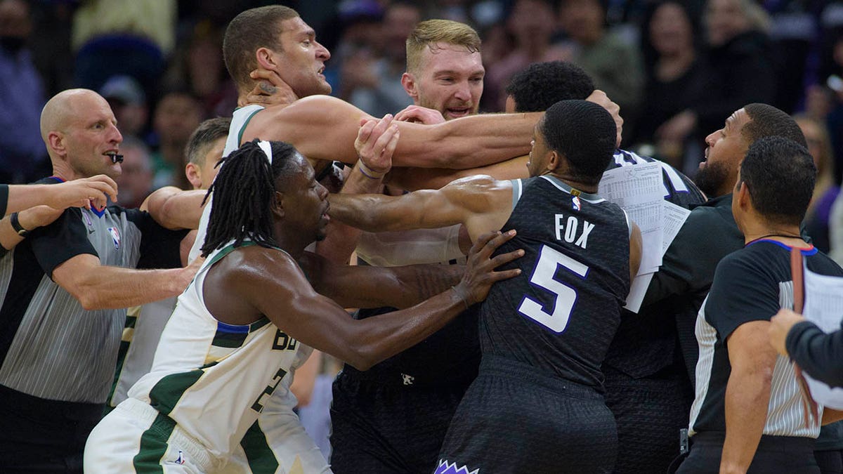 Brook Lopez and Trey Lyle scuffle