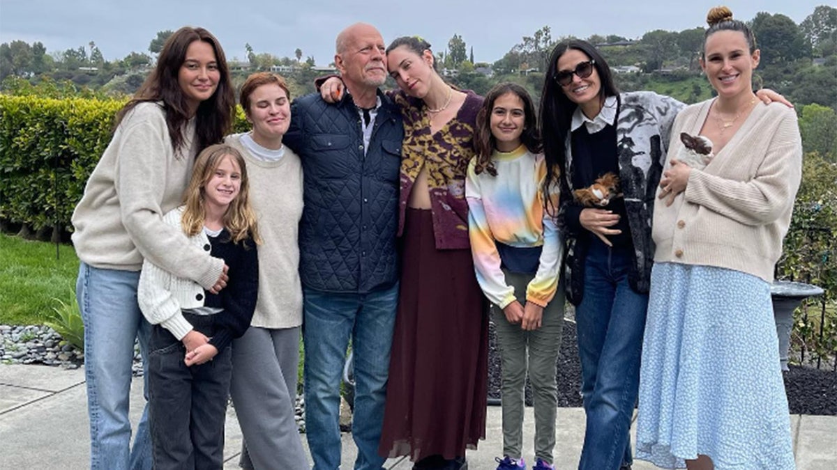 Bruce Willis, Emma Willis, Demi Moore e seus filhos posando para uma foto enquanto comemoravam seu aniversário