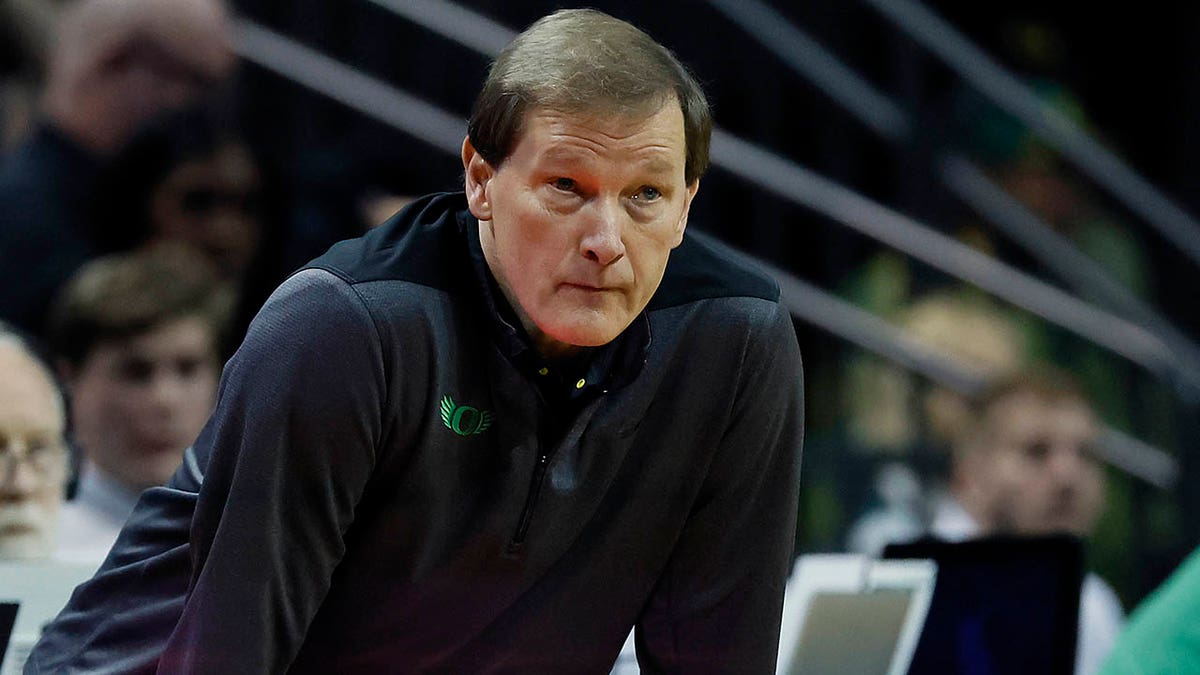 Dana Altman coaches