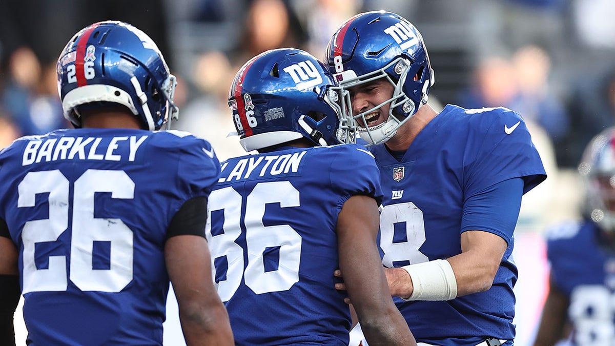 Daniel Jones congratulates Darius Slayton
