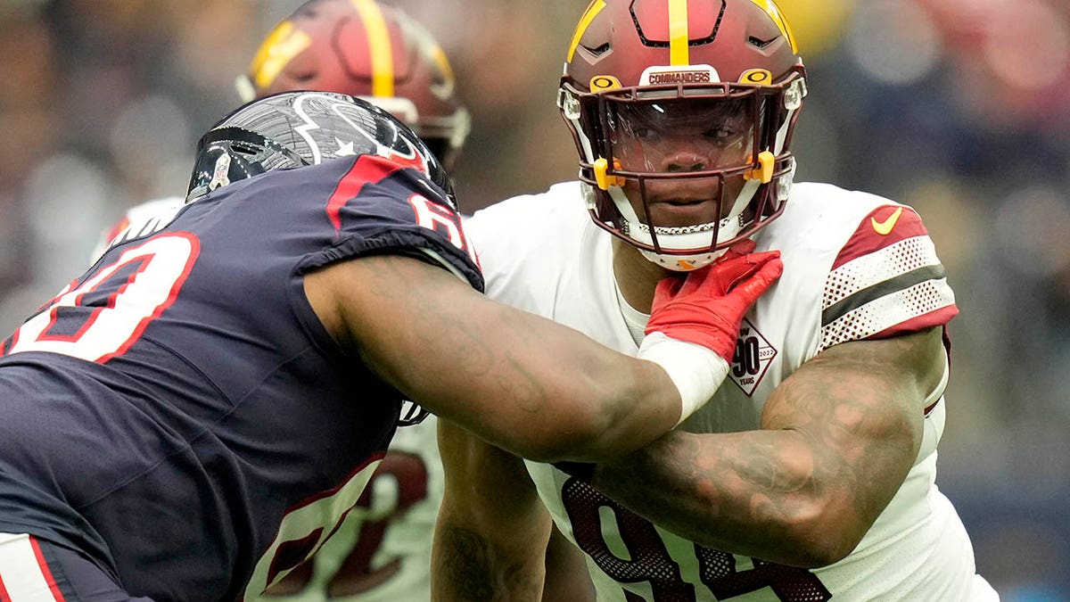 Daron Payne rushes the passer