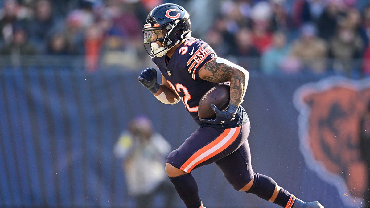 Chicago Bears running back David Montgomery catches a football