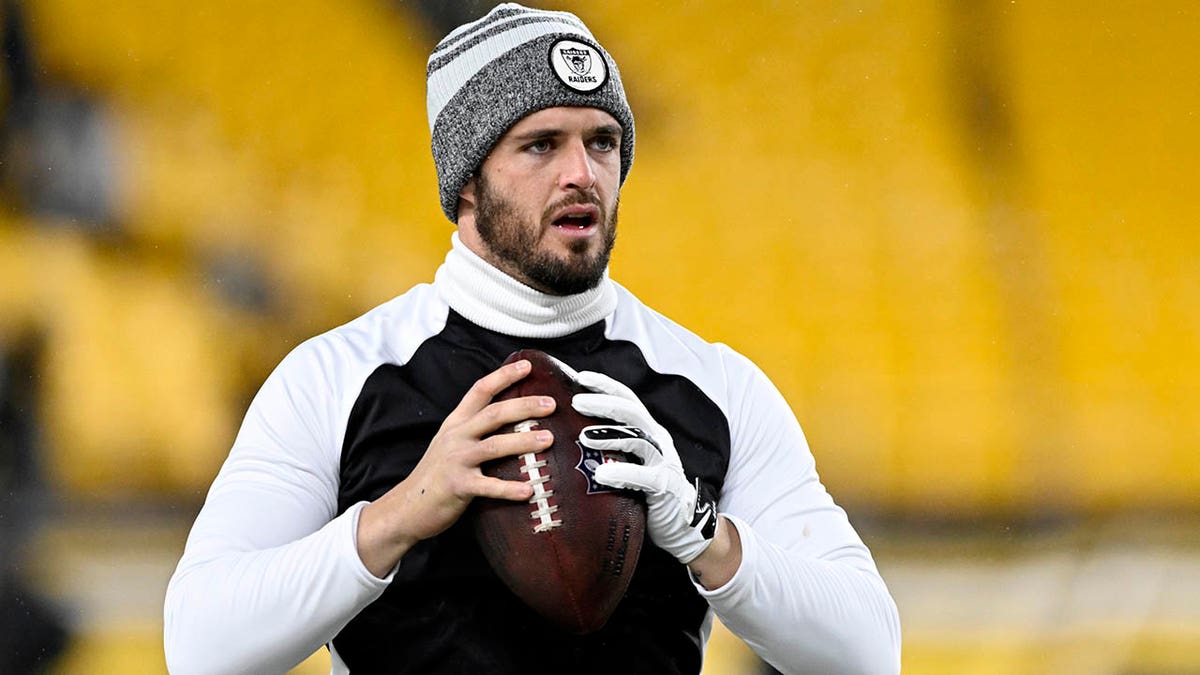 Derek Carr warms up