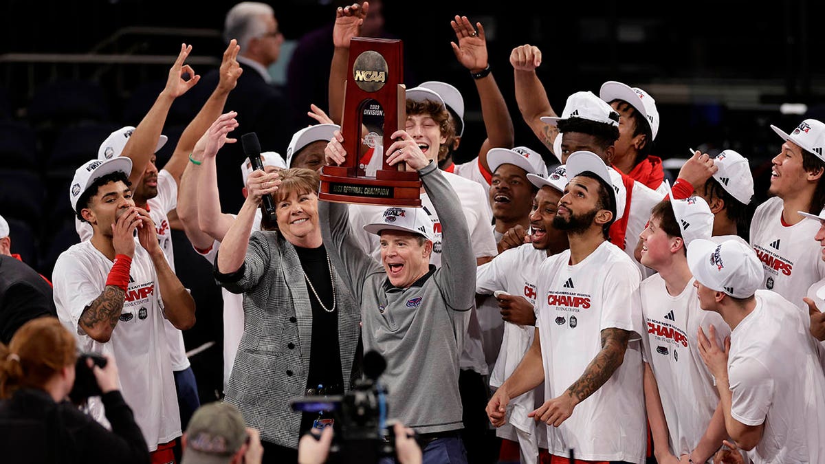 FAU raises the regional title